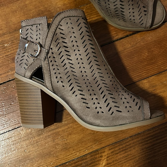 Forever 21 Taupe Peep-Toe Ankle Boots Size 7 - Picture 3 of 8